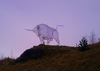 Road sculpture, Táin Bó Cúailgne, Co Louth, photo by Paz